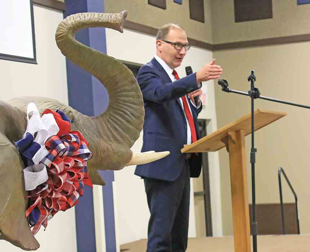 Sen. Charles Schwertner of Georgetown talks with the San Jacinto County Republican Party about legislative activities. Photos by Tony Farkas