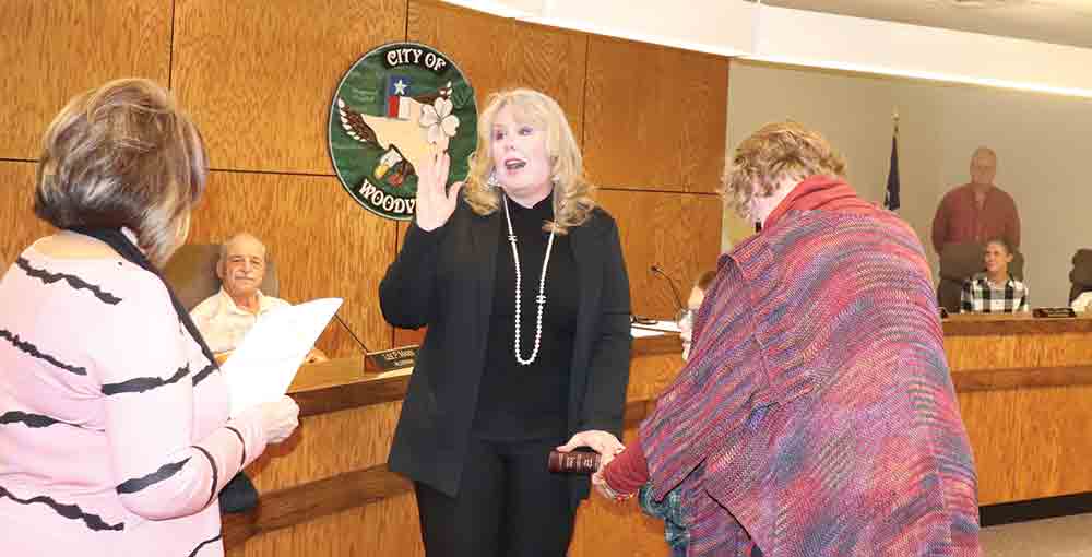 Woodville’s new mayor Amy Bythewood (center) is administered the oath of her office by City Secretary Terri Bible (left) as Bythewood’s mother Toni Cook holds a family Bible for Amy. MOLLIE LA SALLE | TCB