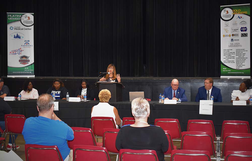 Crockett Area Chamber of Commerce President Liza Clark introduces the candidates at Thursday’s event. JAN WHITE | HCC 