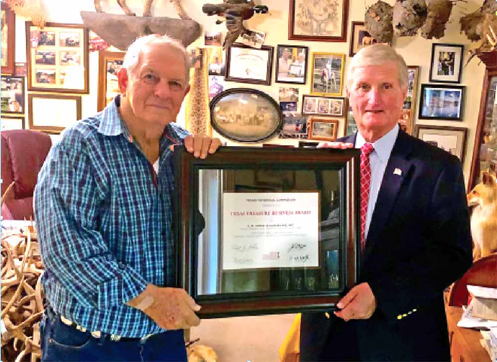 Houston County Judge Jim Lovell presents C.R. “Chili” Hodges with an award from the Texas Historical Commission. JAN WHITE | HCC