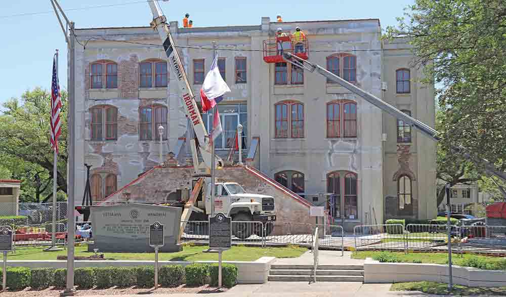 Work continues on the exterior of the Tyler County Courthouse. CHRIS EDWARDS | TCB