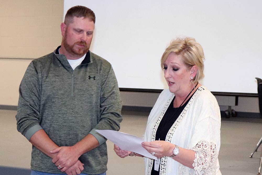 Tammy Watts administers the oath of office to new WISD board member Kris Fowler. (CHRIS EDWARDS | TCB)