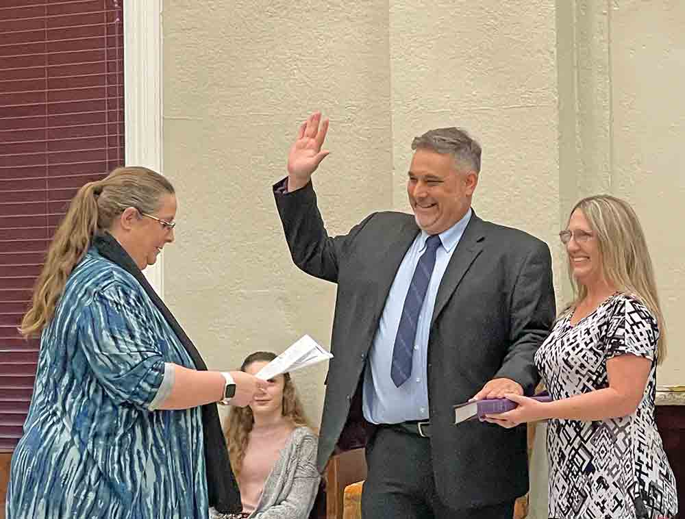 District Judge Delinda Gibbs-Walker swears-in the new Tyler County Judge Milton Powers. Powers’s wife Carol was on hand to hold the Bible as he was sworn-in. MOLLIE LA SALLE | TCB