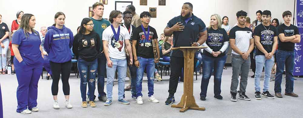 Coach Cedric White and Lisa Courvelle present the award-winning powerlifting team to the Shepherd ISD Board of Managers. See more award photos on page 3A. Photos by Tony Farkas