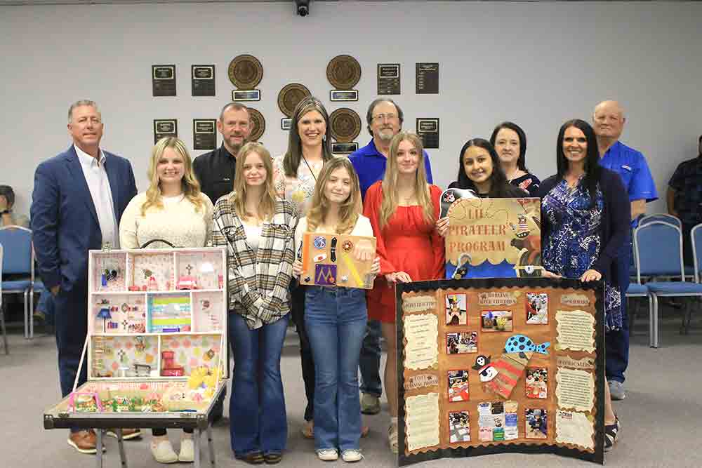 The Shepherd High School UIL winners, along with their projects, were honored at the SISD board meeting. See more photos on page 9A. Photos by Tony Farkas