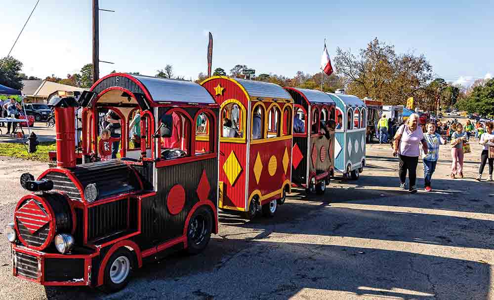 Children and parents ride the Coldspring version of The Polar Express. (Right) Robby from Browder Marina was wishing everyone a Merry Christmas. PHOTOS BY charles ballard