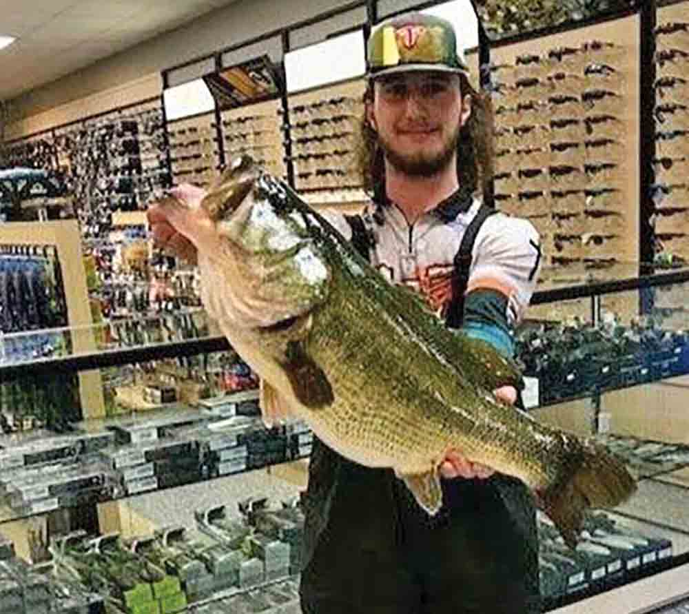 East Texas News - Warren teen catches record-breaking bass at Dam