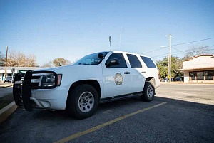 Several vehicles were parked outside of the Real County Sheriff’s Office on Jan. 12, 2022. Kaylee Greenlee Beal for The Texas Tribune